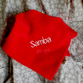 czerwony kocyk dla psa z białym imieniem samba sweetapaszka.pl